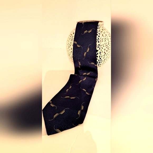 Giorgio Armani Mens Tie. 100% Silk. Blue with gold geometrical design. - Picture 9 of 11